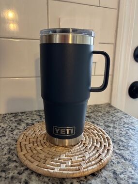 Yeti 20 oz Rambler Travel Mug w/ StrongHold Lid - Navy Blue